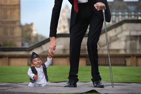 how tall is the world's smallest man